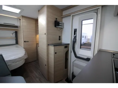 Fendt Apero Activ 390 FH French bed & end kitchen! photo: 12