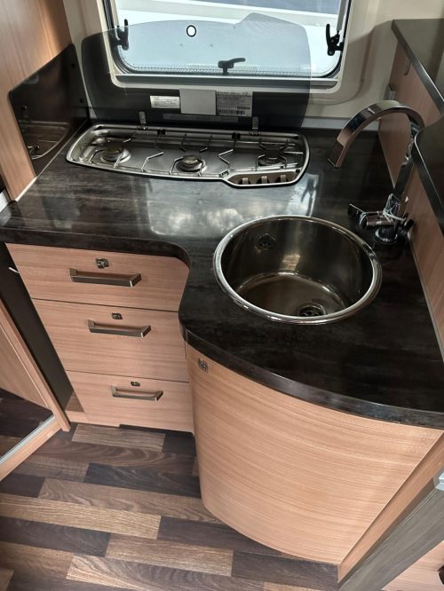 Knaus Sky Wave 650MF, 4 berths, automatic 150hp, French bed and pop-top roof photo: 9