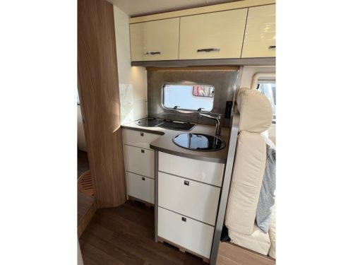 B&uuml;rstner Aviano I 727 queensbed pop-top roof 150HP photo: 11