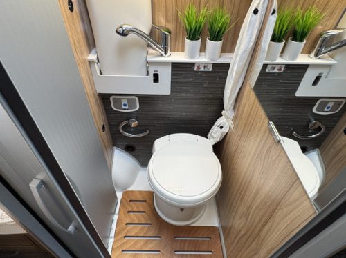 Hymer Yosemite 600 LITS JUMEAUX 160 ch Euro6 Fiat Ducato **Unique/Chauffage diesel/4 places assises/2x batterie auxiliaire/Store/1er propri&eacute;taire/Seulement photo: 20