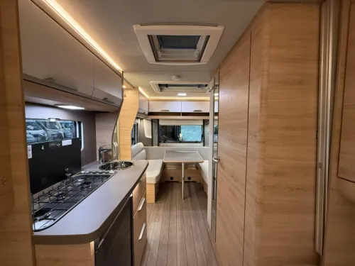Knaus Sudwind Black Selection 460 EU Einzelbetten / Essecke Foto: 9