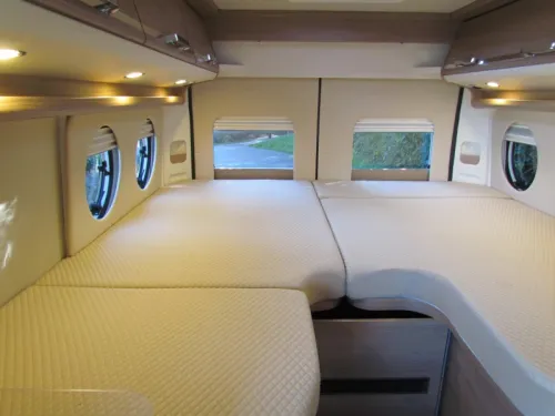 Malibu Van Family-For-4 640 LE single beds, pop-top roof, automatic photo: 4
