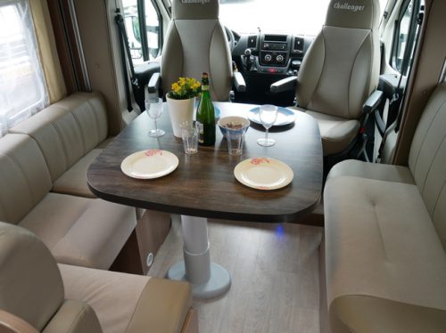 Challenger Birthday 190, Autocaravana Perfilada de 6 metros, Cama elevable foto: 6