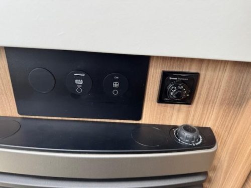 B&uuml;rstner Premio Plus 520 TL spacious family caravan photo: 14