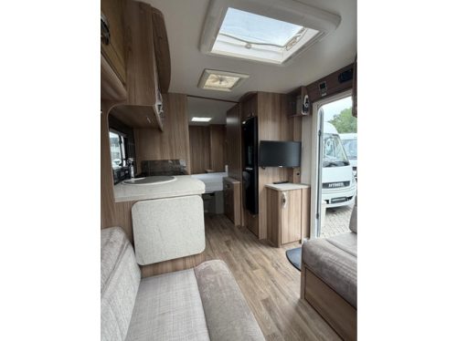 Swift Elite 645 Levelling system Mover Awning Solar panel Oven photo: 9