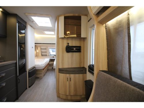 Hobby De Luxe 540 UL Single beds & dinette!  photo: 16