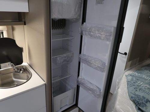 Dethleffs C'go Active 495 FR GER&Auml;UMIGE AUFTEILUNG UND HOHER K&Uuml;HLSCHRANK Foto: 5