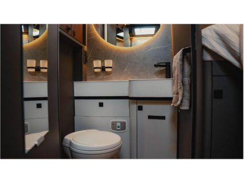 Hymer B-MC I 680 OVERHEAD CABINETS INSTEAD OF PULL-DOWN BED! photo: 13