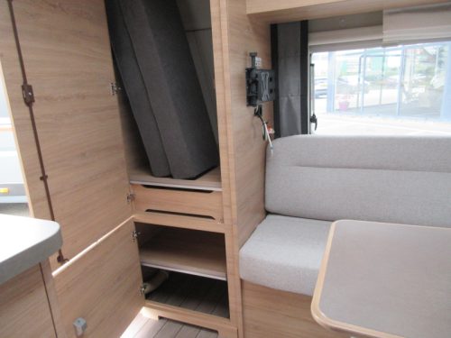Knaus Sudwind Black Selection 420 QD COMPACT AND LARGE KITCHEN! photo: 13