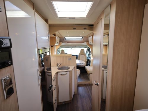 B&uuml;rstner Ixeo IT 710 G transverse bed + pop-top roof photo: 3