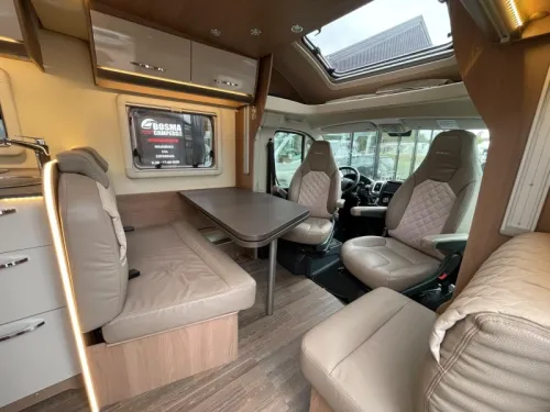 B&uuml;rstner Lyseo 734 TD Lit central Lit escamotable 61000 km photo : 12