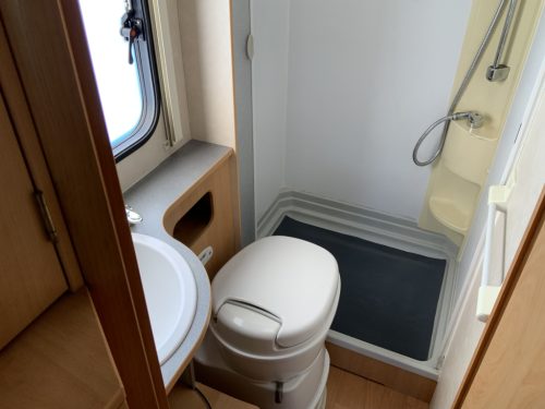 Adria Compact 2.3 MultiJ. 130 PS, Teilintegriert, franz&ouml;sisches Bett hinten, Motorklimaanlage, Anh&auml;ngerkupplung, kleiner Camper, Bj. 2009 Camp centrum on the road Marum Foto: 24