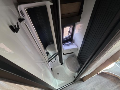 Weinsberg CaraBus 600 ME enkele bedden 4 persoons  foto: 9