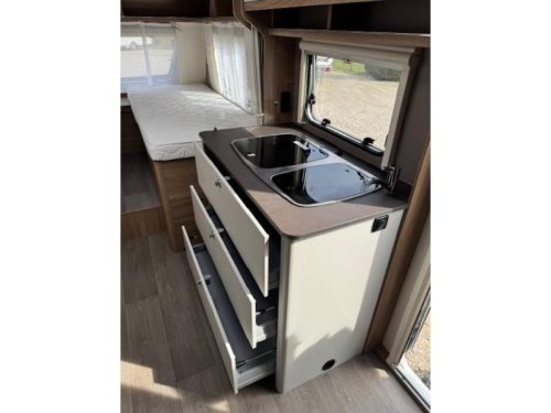 B&uuml;rstner Premio Plus 520 TL spacious family caravan photo: 13