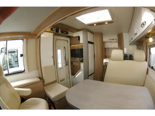 B&uuml;rstner Aviano 700 Queensbed, Hubdach. Foto: 9