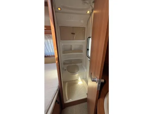 Hobby Prestige 495 UFE French bed round seating toilet photo: 13