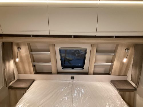 Hobby De Luxe 460 SFF Freestanding bed/Shower photo: 4