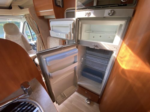 Challenger Mageo 118 large double bed photo: 5