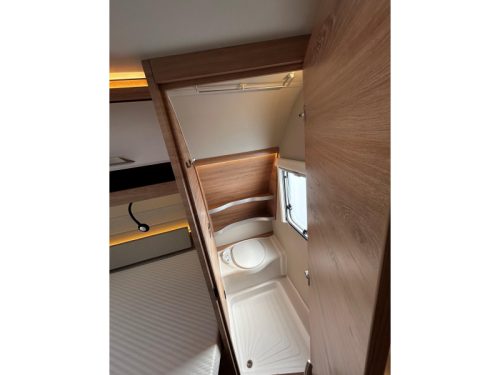 Knaus Sudwind Black Selection 450 FU Temporary Special Offer Package photo: 11