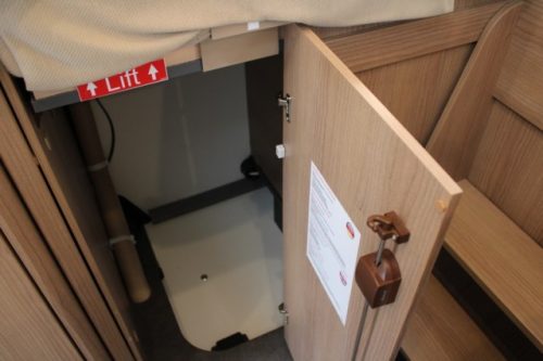 Robust AUTOMATIC 180 hp Malibu I 490 LE by Carthago lift-and single length beds (124 photo: 52