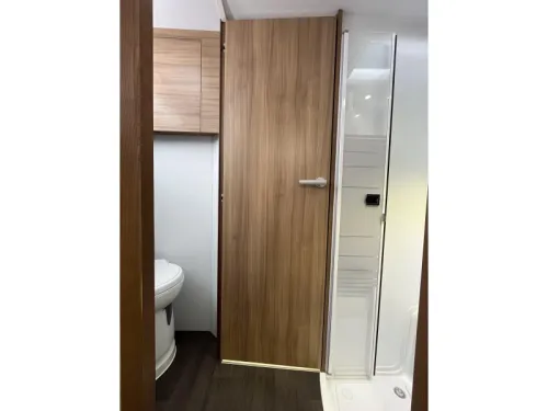 Adria Matrix 670 DC QUEENSBED + HEFBED + AIRC  foto: 9
