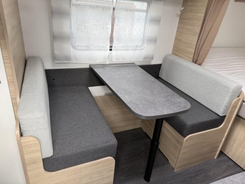 Caravelair Alba 400 FIXED BED DINETTE AWNING photo: 5