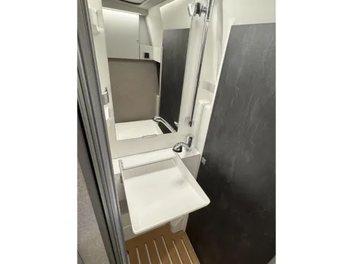 Hymer Grand Canyon S 700 4x4 - Aufstelldach - L&auml;ngsbett Foto: 9