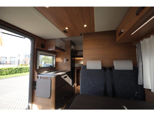 Weinsberg CaraSuite 650 MEG Single beds & pop-top roof photo: 7