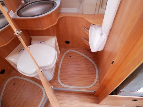 P&ouml;ssl 2Win Plus, 6 Meter Buscamper, Large Transverse Bed!!! photo: 14