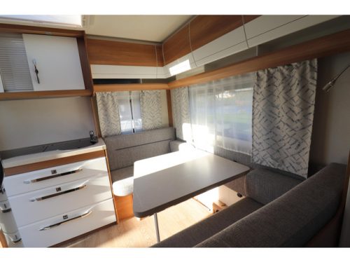Hobby De Luxe 400 SFE Mover / Awning photo: 12
