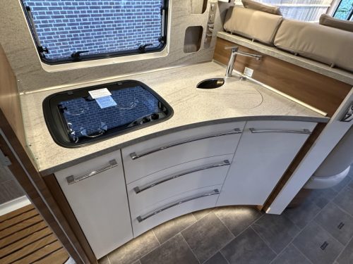Dethleffs Globetrotter 7850 XLI DBM Premium, Upper cabinets photo: 16