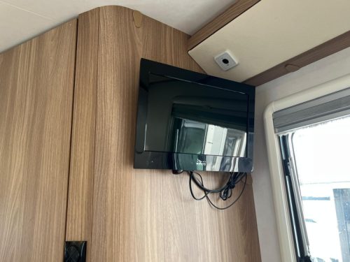 B&uuml;rstner Aviano I 727 French bed pop-top roof 150HP photo: 24