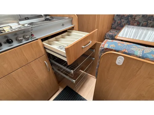 Hobby De Luxe 400 SB dinette fixed bed toilet photo: 9