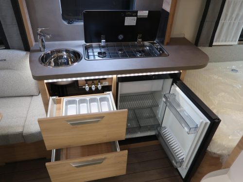 Knaus Sudwind Black Selection 450 FU FRENCH BED / DINETTE photo: 11