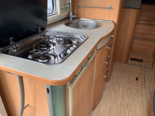 Hymer B 674 SL 2.3 M. 130 PK Vollintegriert, 4 Schlafpl&auml;tze 4 Gurte, Einzelbetten, Hubbett, Motor-Klimaanlage, Bj.2008 Ihr Wohnmobil-Verkaufsvermittler Marum Camper Zentrum on the road Foto: 18