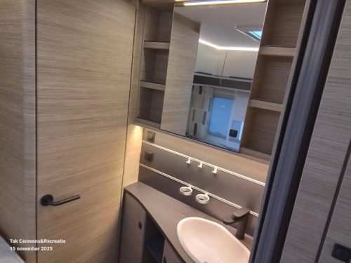 Fendt Apero 465 SFB central kitchen and French bed photo: 14