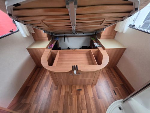 Hymer T 698 CL Queensbed, Omvormer etc.  foto: 12