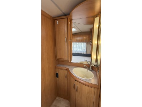 Hobby Excellent Easy 460 UFE franz&ouml;sisches Bett Rundsitzgruppe Toilette Foto: 11
