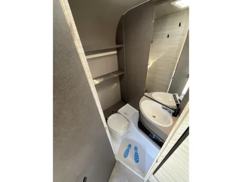 Dethleffs C'Joy Active 420 QSH COMPACT-XL K&Uuml;HLSCHRANK  Foto: 14