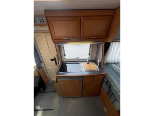Hymer B 674 Lit fixe Lit escamotable photo : 11