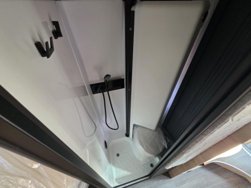 Weinsberg CaraBus 600 ME enkele bedden 4 persoons  foto: 10