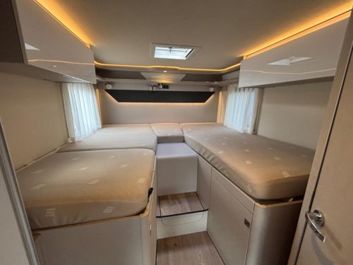 Hymer Tramp 685 &eacute;tat impeccable, salon face &agrave; face photo : 2