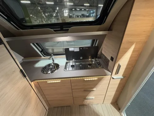 Knaus Sudwind Black Selection 500 PF end kitchen / French bed photo: 6