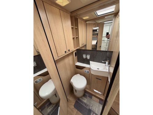 Hymer B ML I 790 Mercedes + Queensbed photo: 11