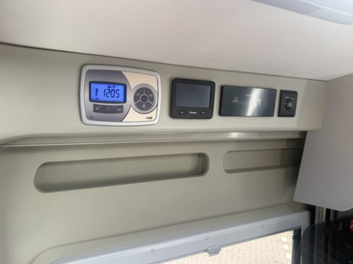 P&ouml;ssl summit shine 540 165 ch Fourgon am&eacute;nag&eacute; lit transversal store crochet de remorquage remis pliss&eacute; climatisation porte moustiquaire apple carplay cam&eacute;ra demi-cuir photo : 15