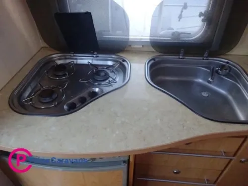 Caravelair Venicia 420 Met Dwars Bed en Treinzit  foto: 17
