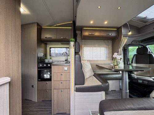 Adria Matrix Supreme M 657SF 150 hp Euro5 Renault Master **Excellent condition/4 seats/6 berths/Spacious round seating/Alde/Solar panels photo: 1