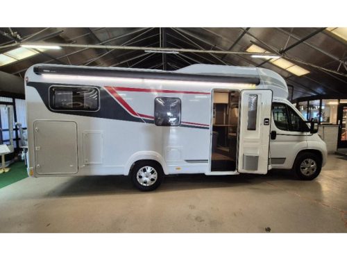 LMC Tourer Lift H 730 G Drop-down bed/air conditioning/solar panel photo: 2