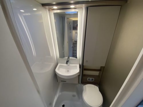 B&uuml;rstner Nexxo Van 700 Qeensbed photo: 20
