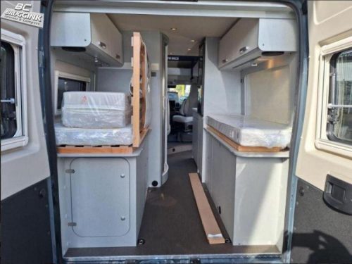HymerCar Free 600 Transverse bed and Pop-top roof/Bed photo: 6